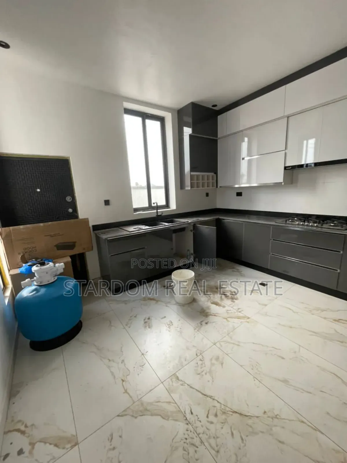 5bdrm Duplex in Adjiringanor, East Legon for sale