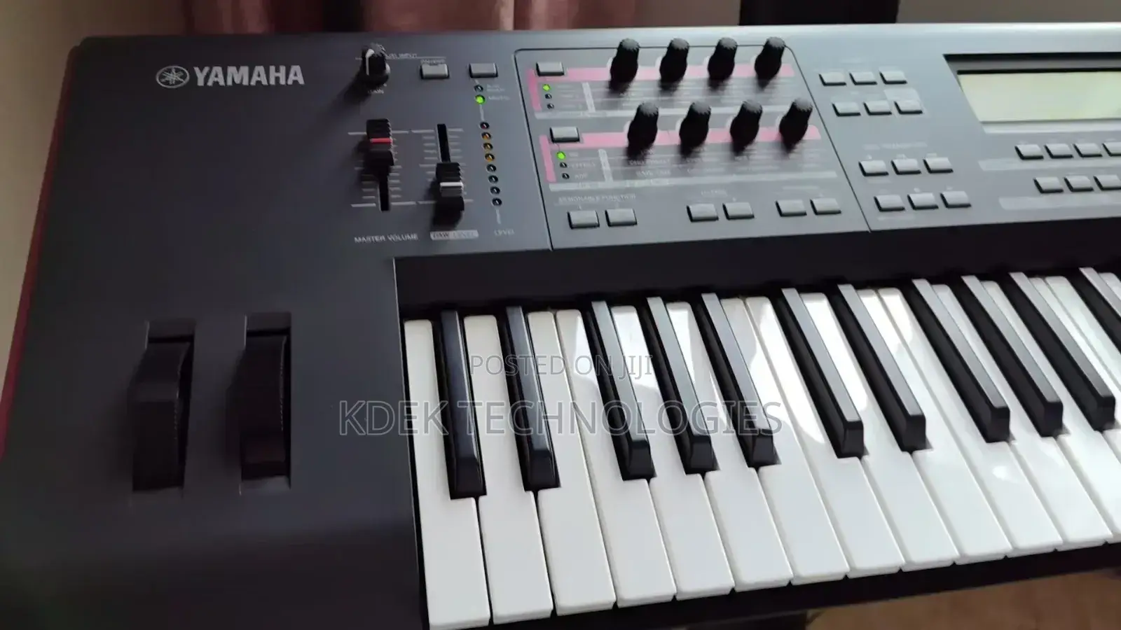 Yamaha Moxf6 61-Key Synthesizer Workstation
 99% New
