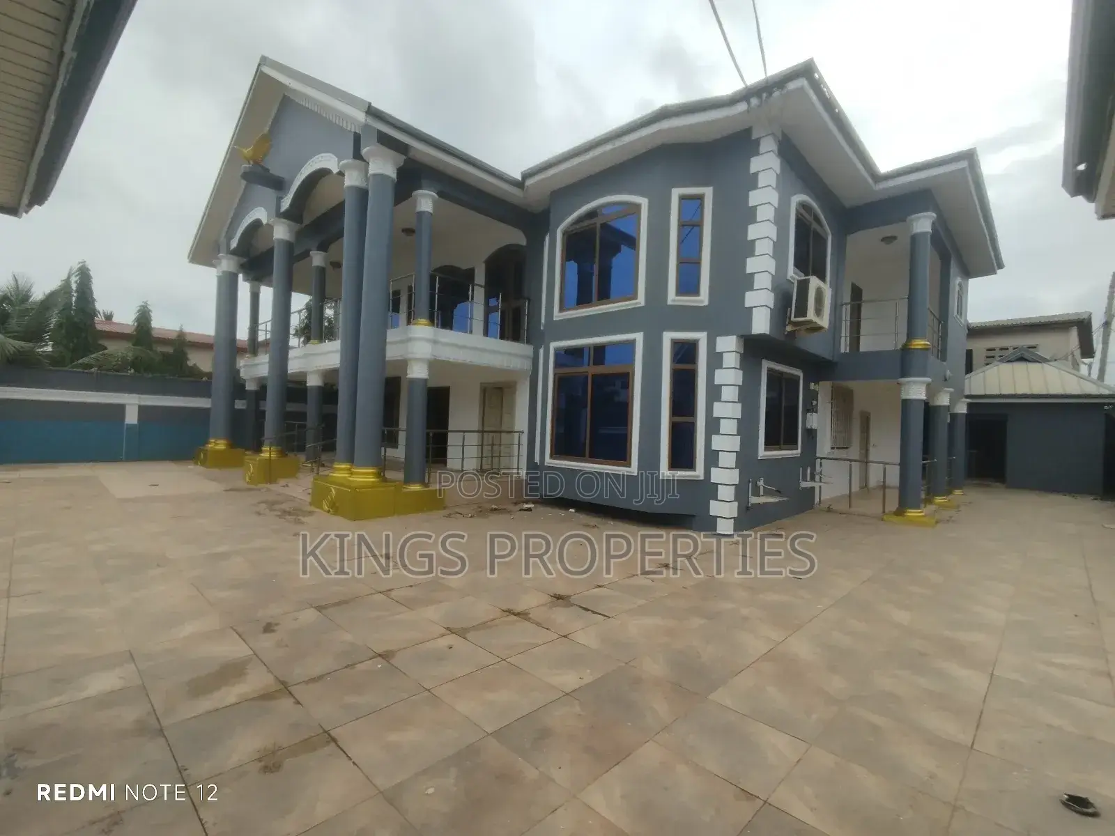 8bdrm Duplex in West Hills Mall Area for sale