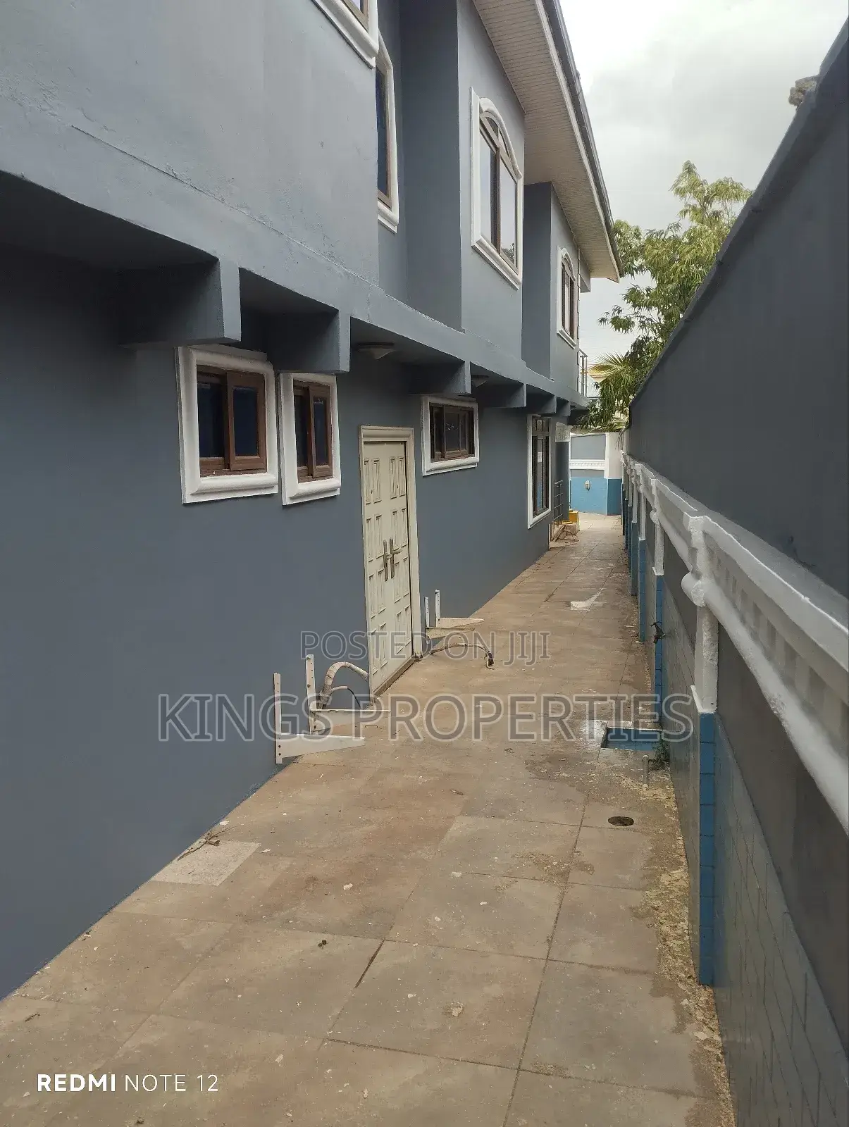 8bdrm Duplex in West Hills Mall Area for sale
