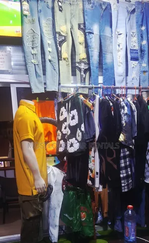 Stock Men's Jeans And T Shirt For Sale In Labadi