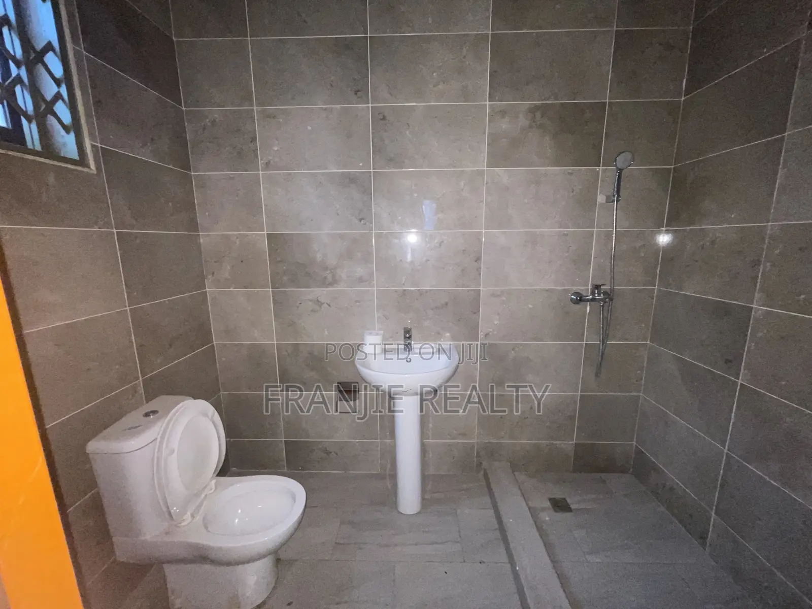 3bdrm Apartment in West Hills Mall Area for rent