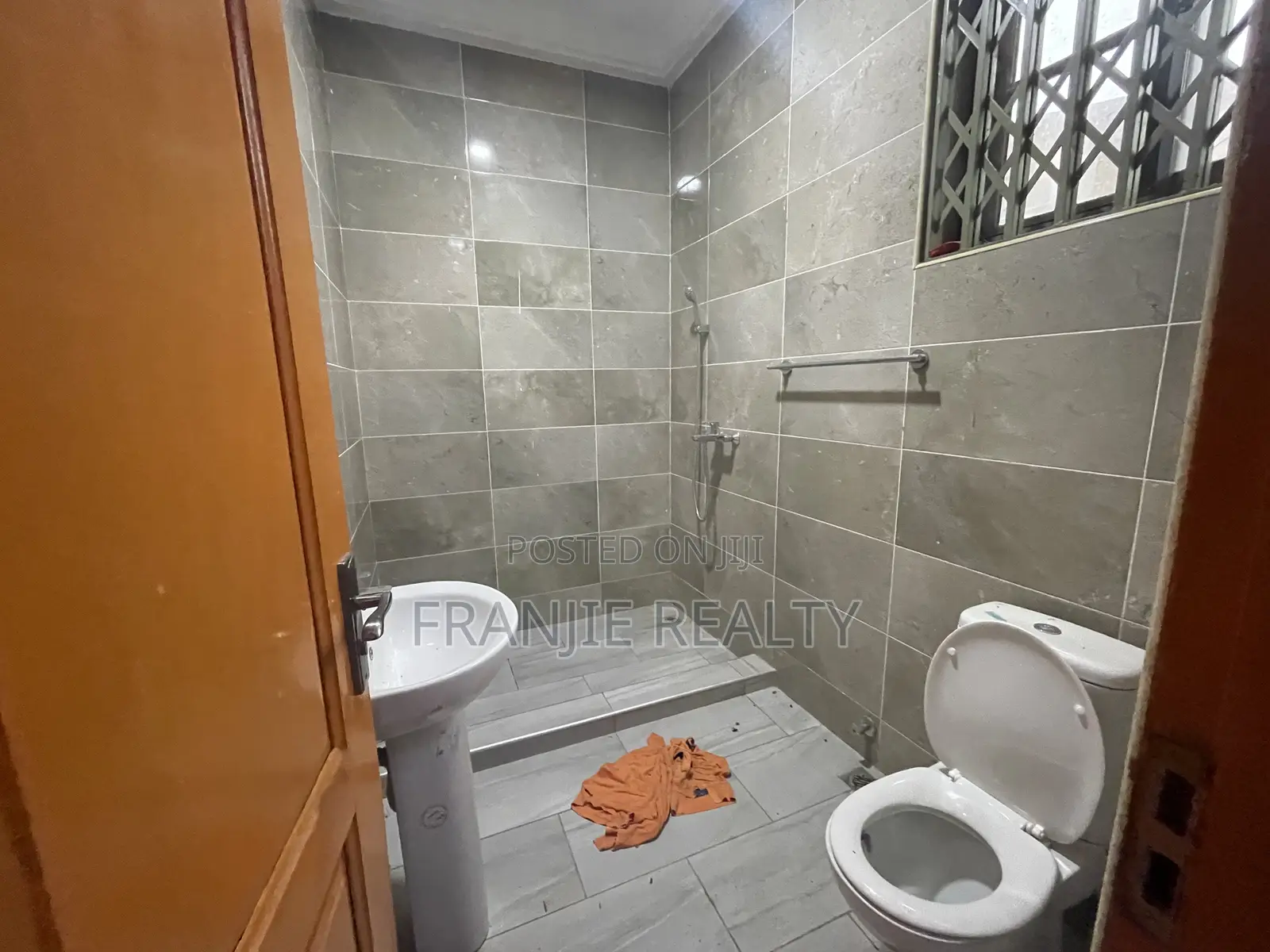 3bdrm Apartment in West Hills Mall Area for rent