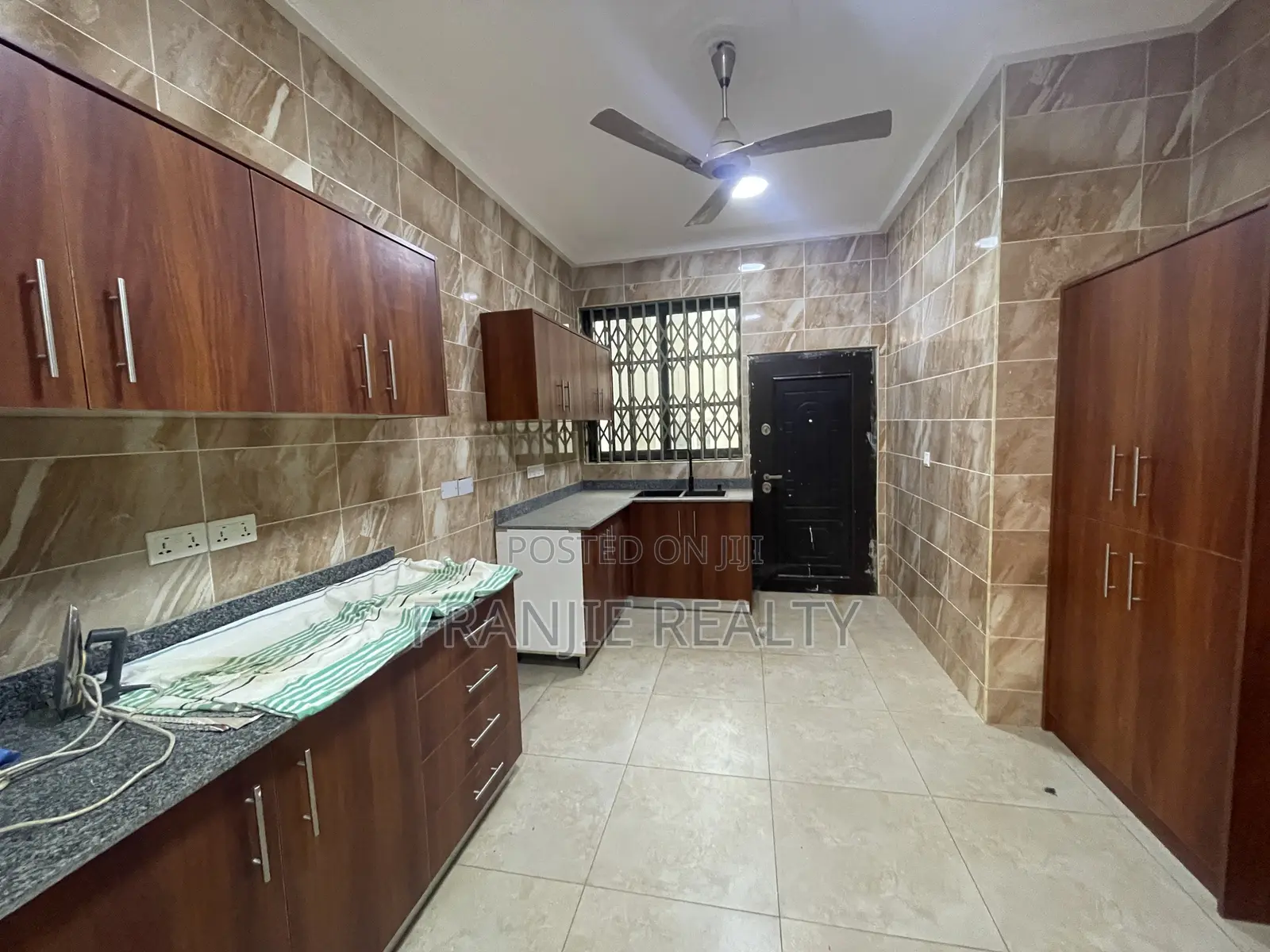 3bdrm Apartment in West Hills Mall Area for rent