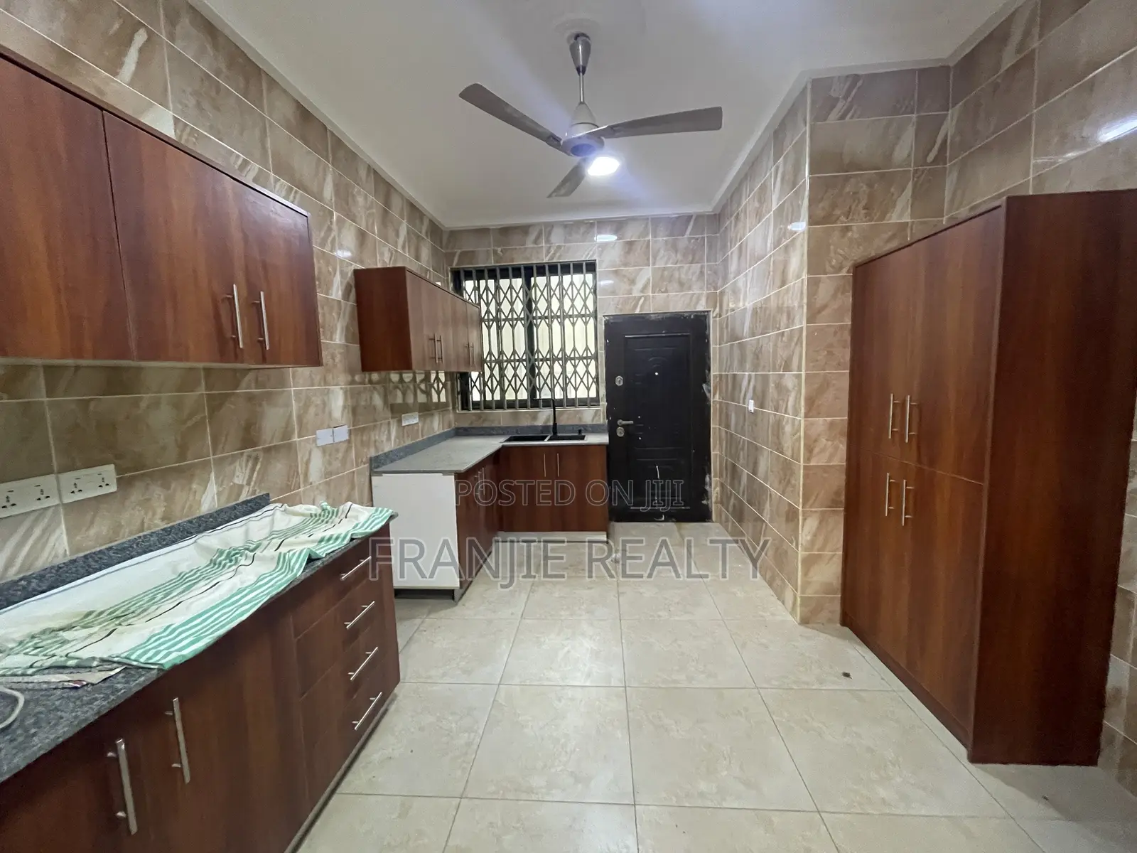 3bdrm Apartment in West Hills Mall Area for rent
