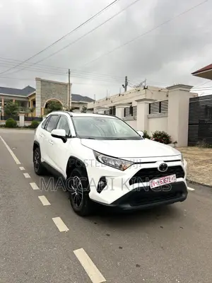 Toyota RAV4 XLE 2021 White
