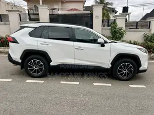 Toyota RAV4 XLE 2021 White