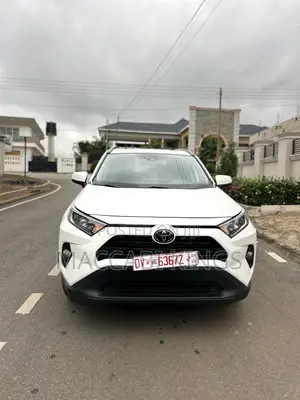 Toyota RAV4 XLE 2021 White