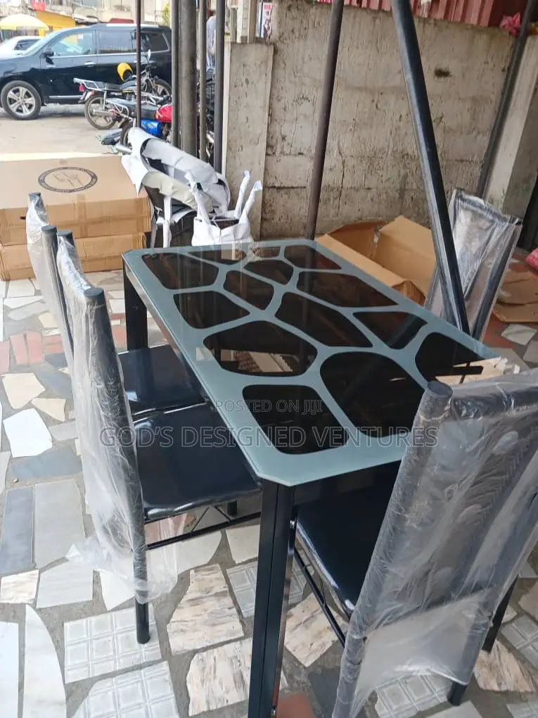 A Good Looking 4 Seater Dining Sets