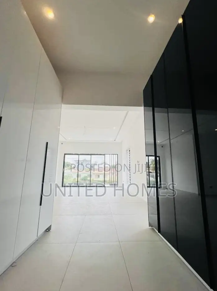 6bdrm House in Achimota for sale