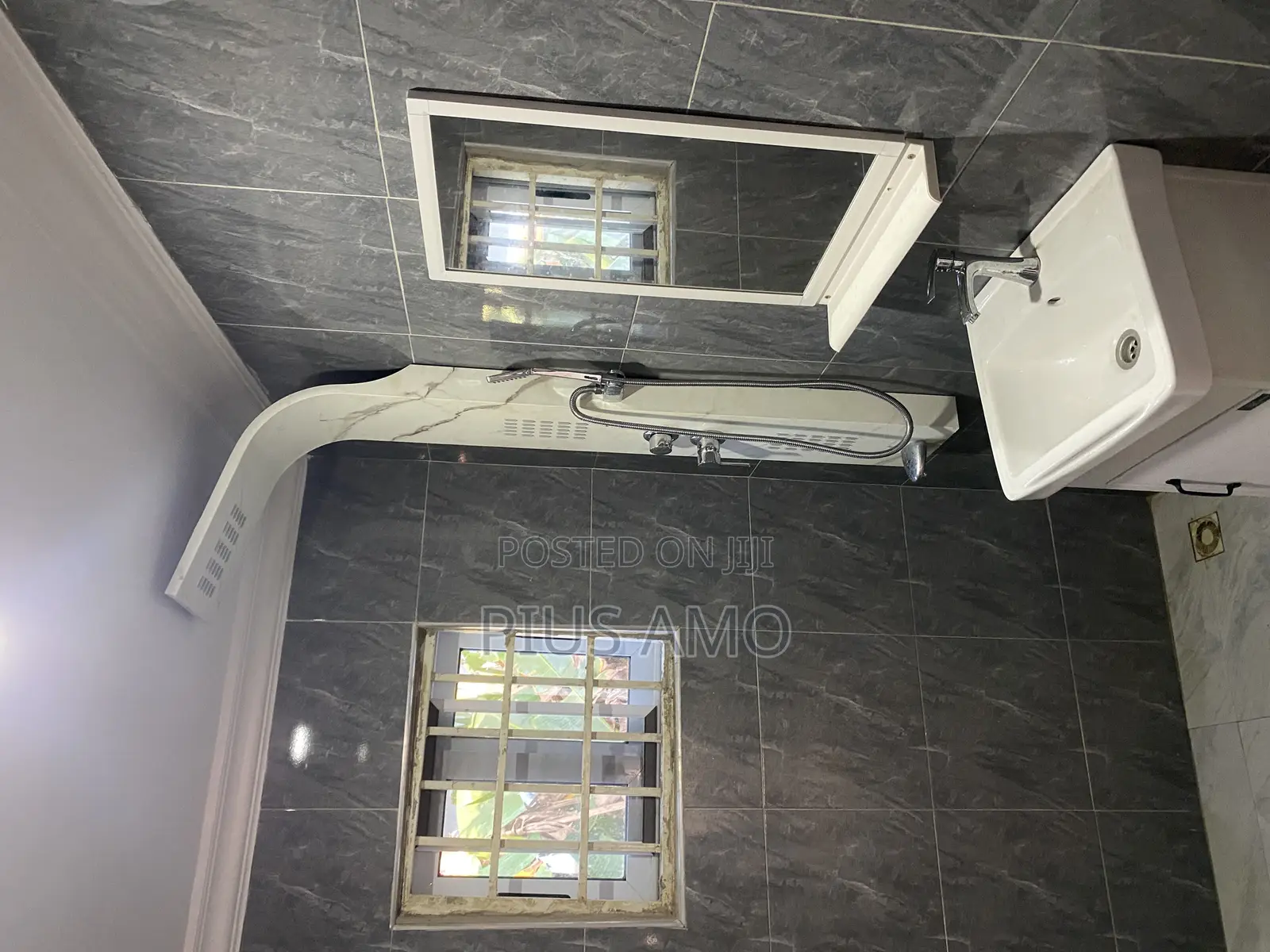 Executive One Bedroom Self Contained With Installed Ac