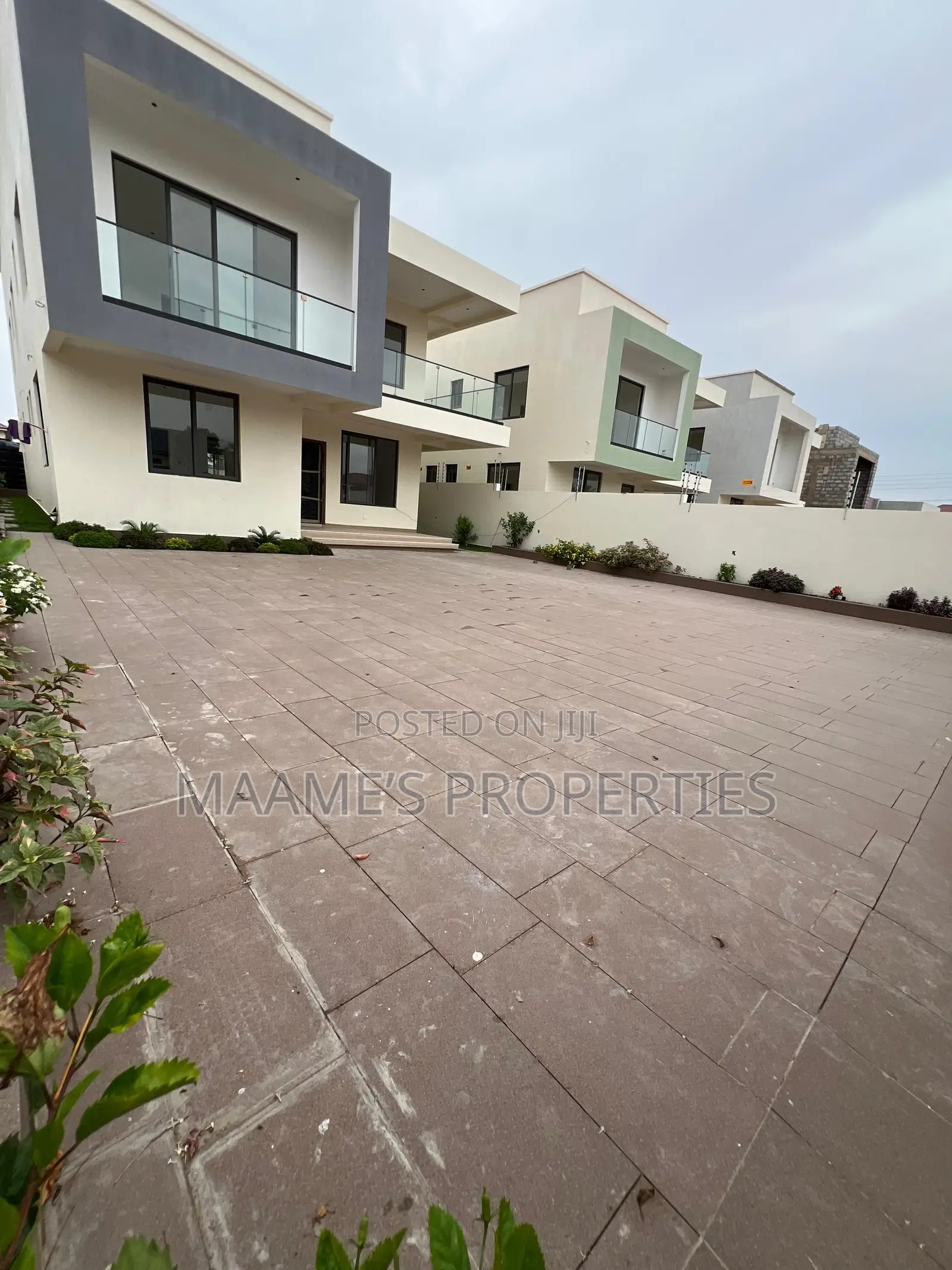 4bdrm Duplex in East Legon for sale
