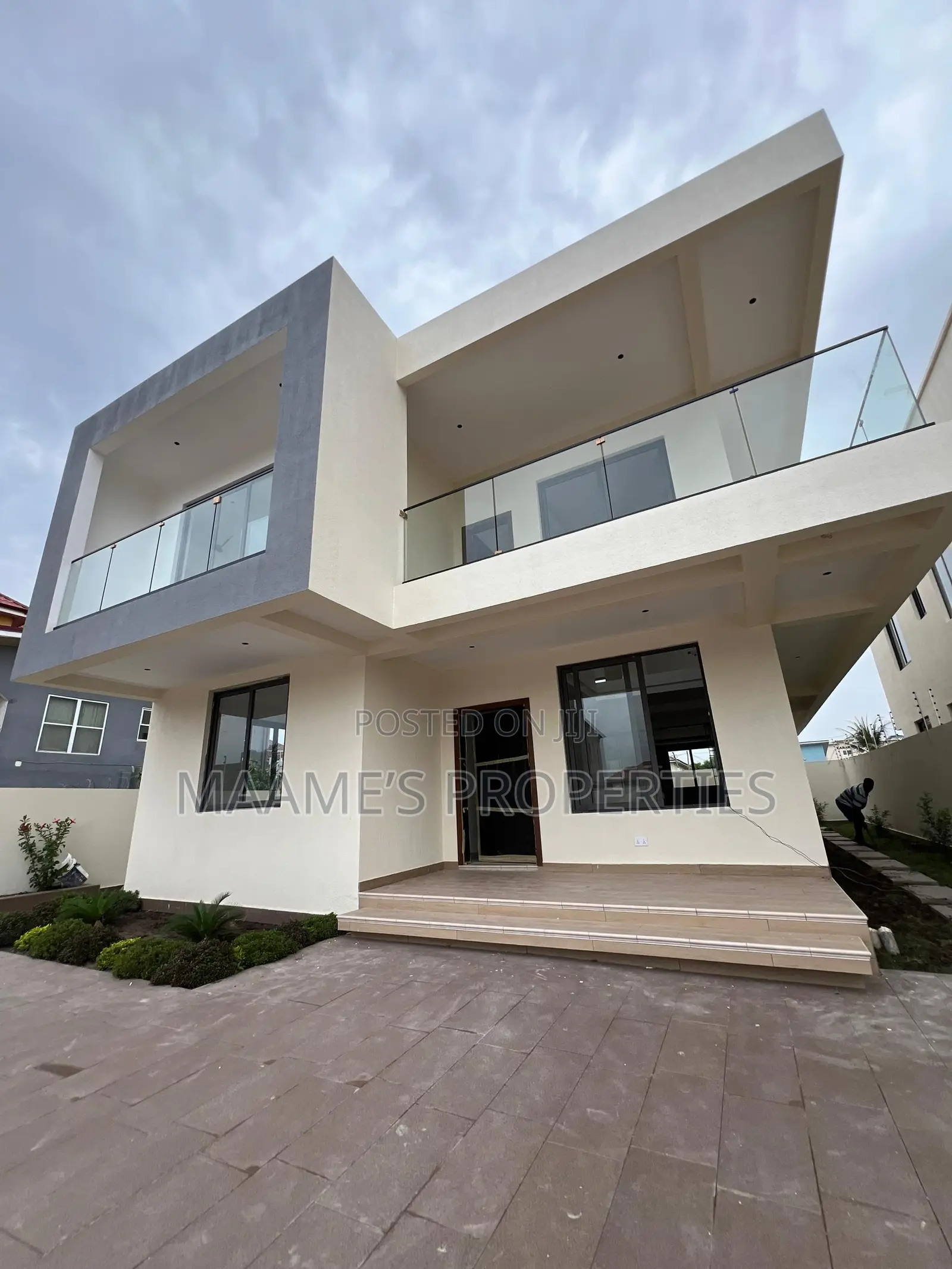 4bdrm Duplex in East Legon for sale