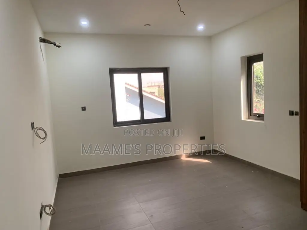 5bdrm Duplex in East Legon for sale