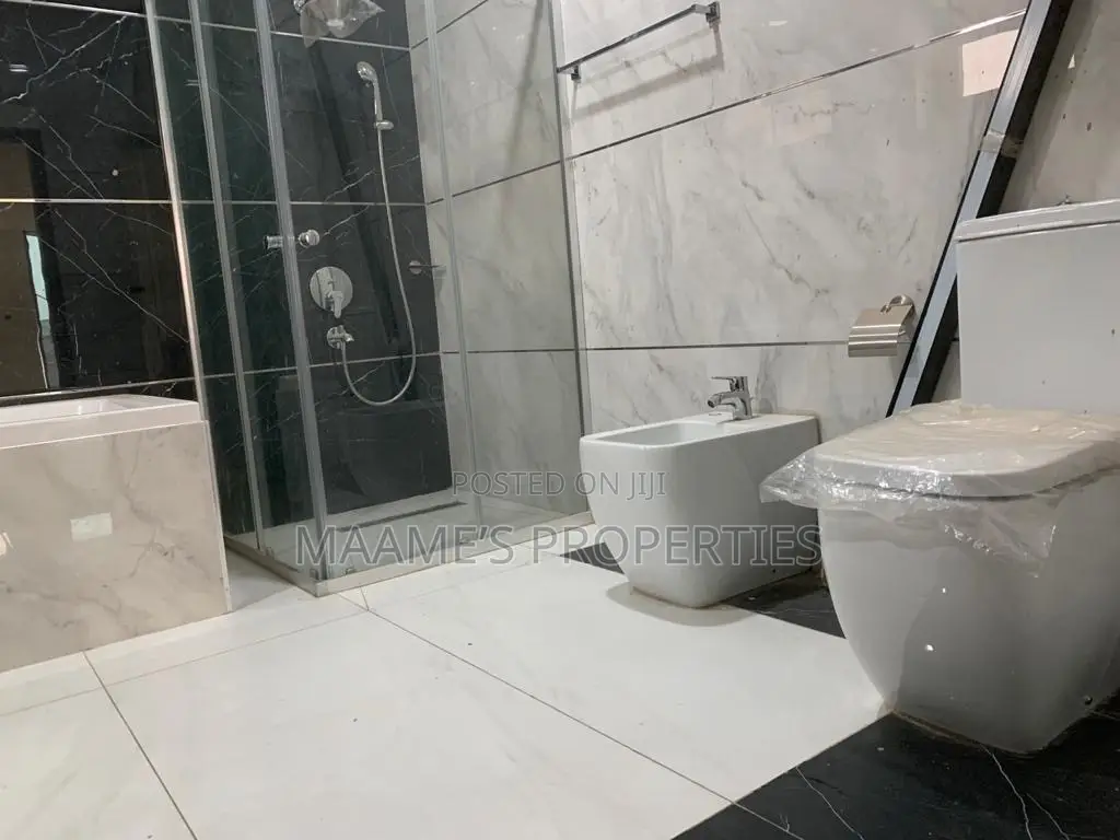 5bdrm Duplex in East Legon for sale
