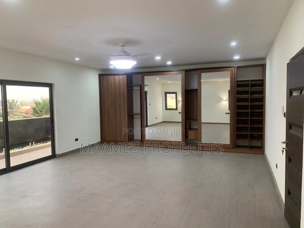 5bdrm Duplex in East Legon for sale