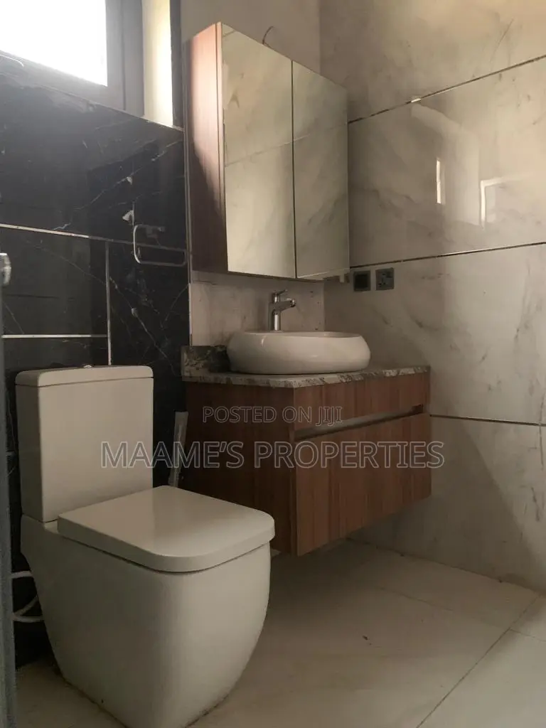 5bdrm Duplex in East Legon for sale
