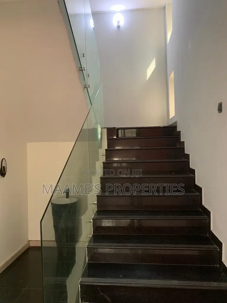 5bdrm Duplex in East Legon for sale