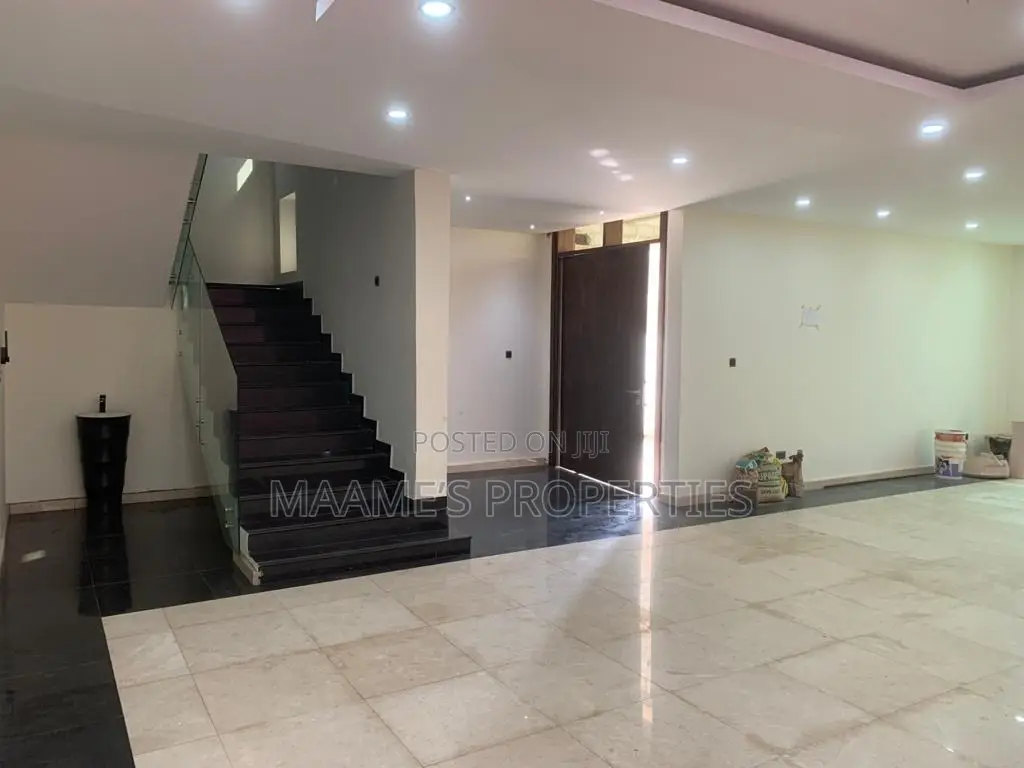 5bdrm Duplex in East Legon for sale
