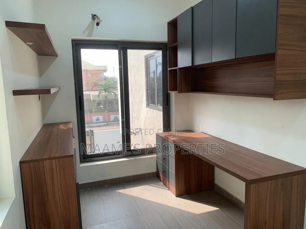 5bdrm Duplex in East Legon for sale