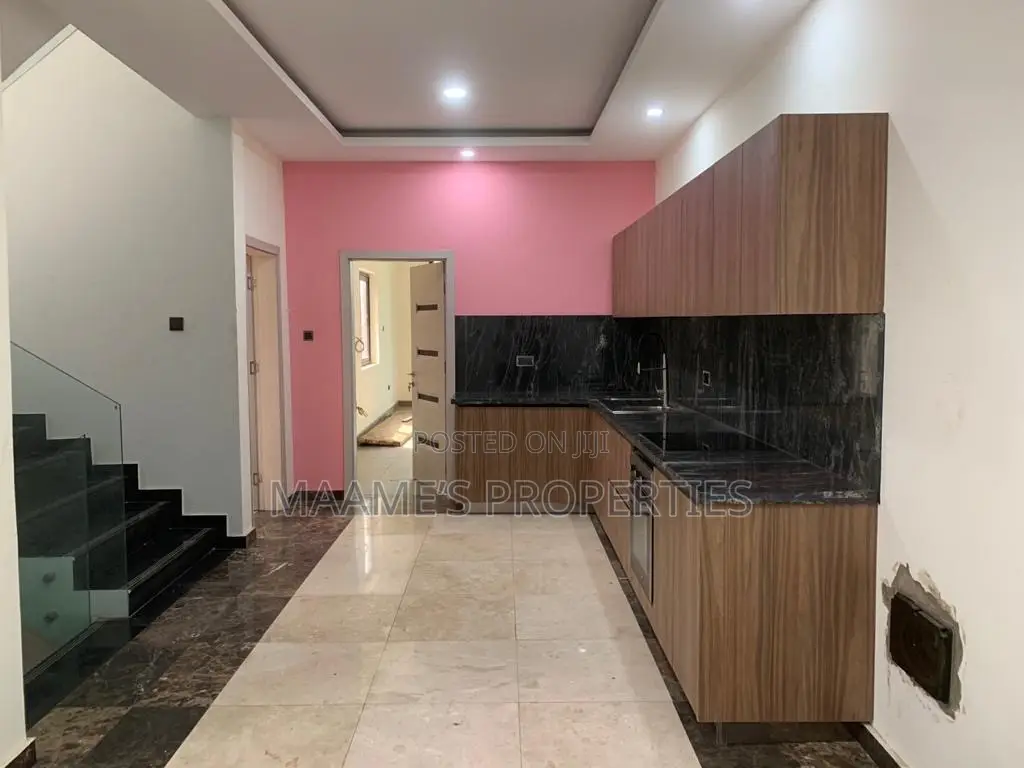 5bdrm Duplex in East Legon for sale