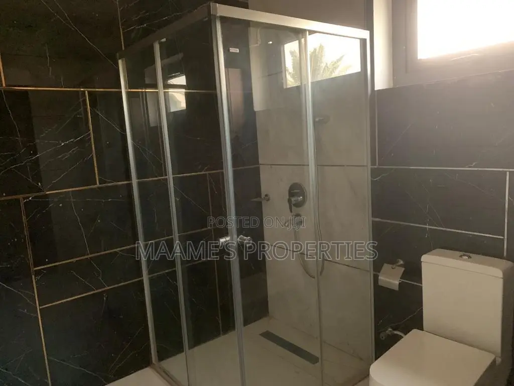 5bdrm Duplex in East Legon for sale