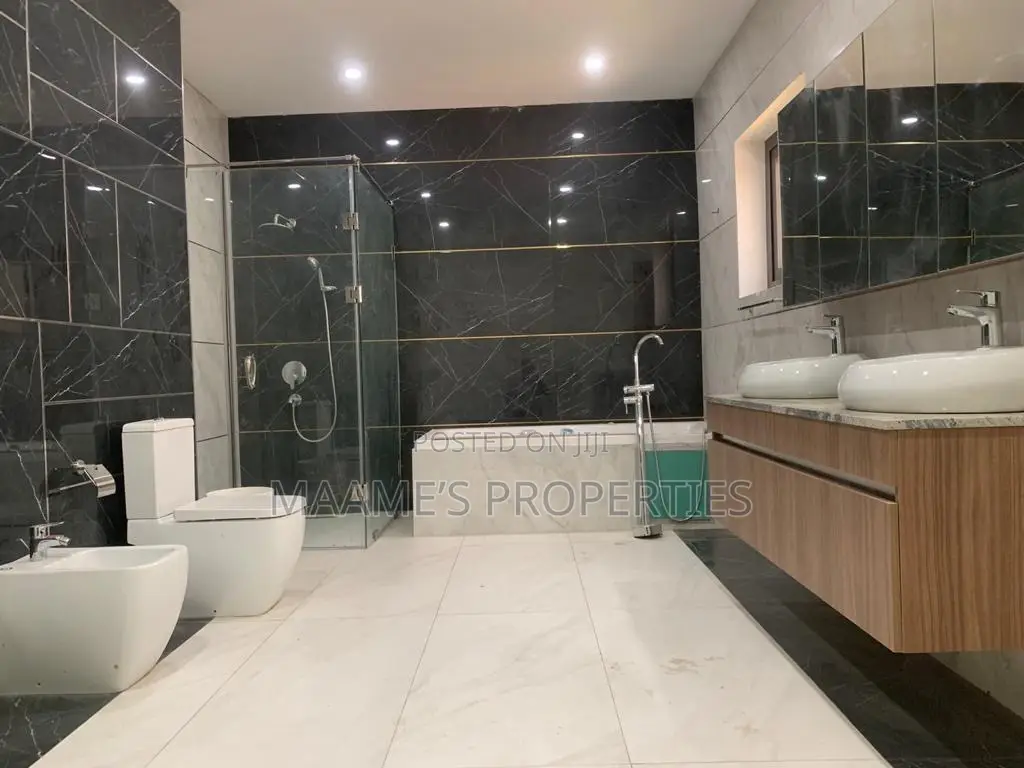 5bdrm Duplex in East Legon for sale