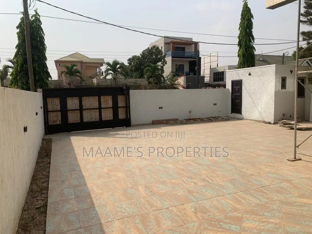 5bdrm Duplex in East Legon for sale