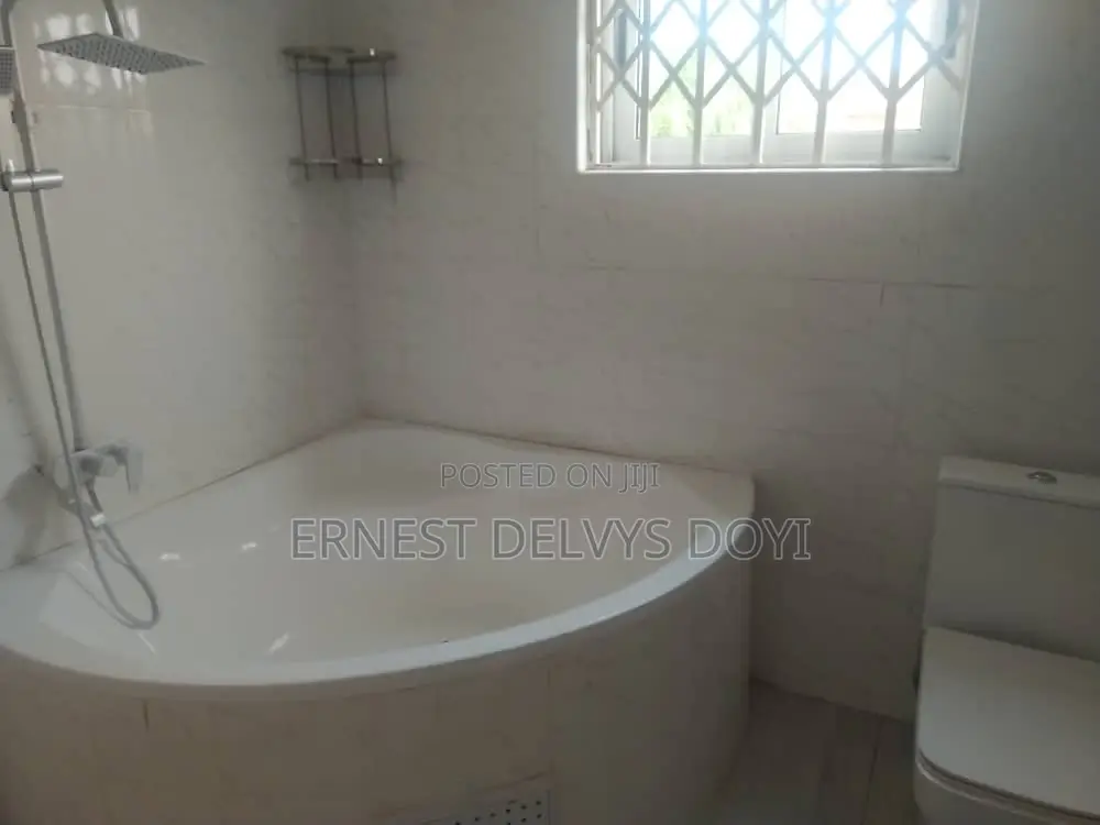 16bdrm Townhouse/Terrace in Adentan, Frafraha for sale
