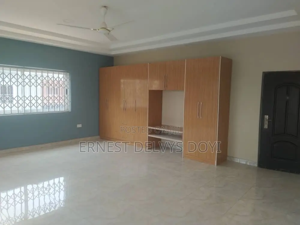 16bdrm Townhouse/Terrace in Adentan, Frafraha for sale