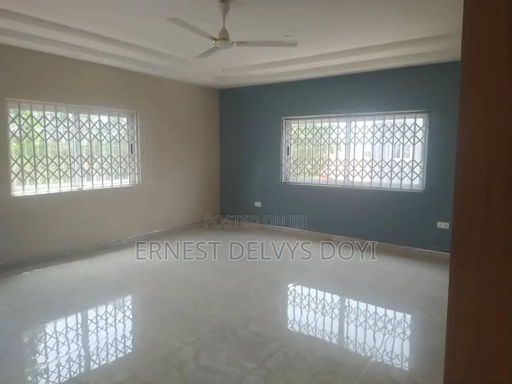 16bdrm Townhouse/Terrace in Adentan, Frafraha for sale