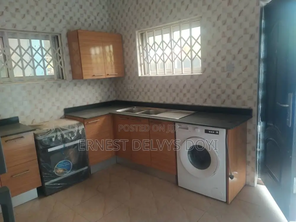 16bdrm Townhouse/Terrace in Adentan, Frafraha for sale