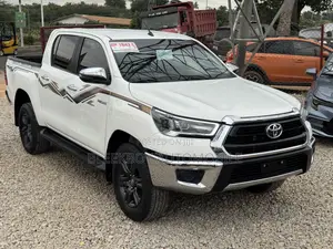 Toyota Hilux 2024 White