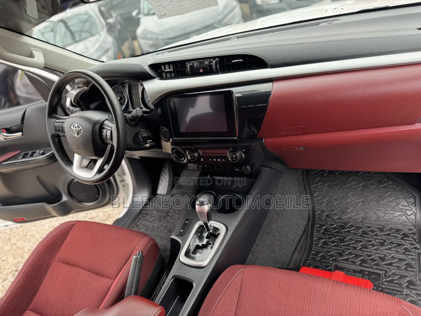 Toyota Hilux 2024 White