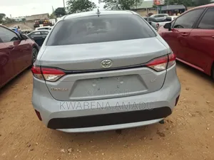 Toyota Corolla LE 2021 Silver