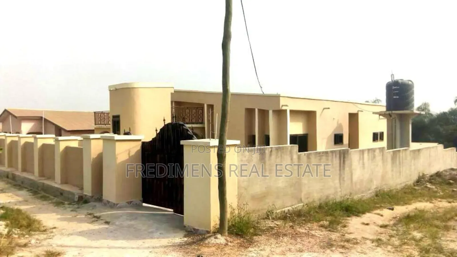 8bdrm House in Fredimens Real, Atwima Kwanwoma for sale