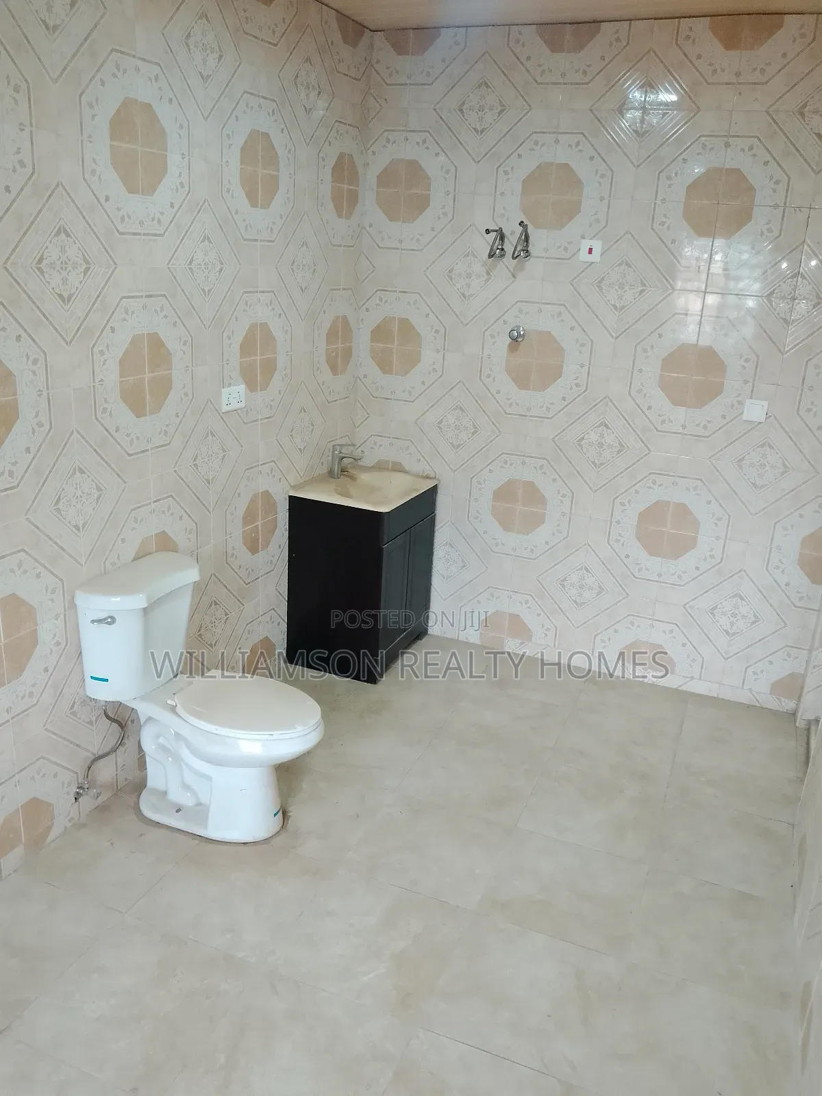 5bdrm House in Community 18 Area, Spintex for rent