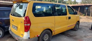 Hyundai Starex 2012 Yellow