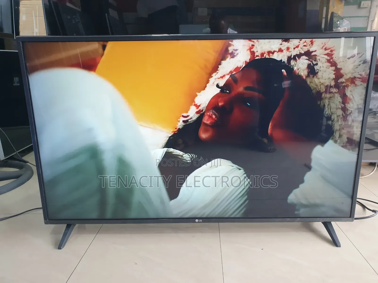 43"Lg Uhd HDR Smart Satellite Tv