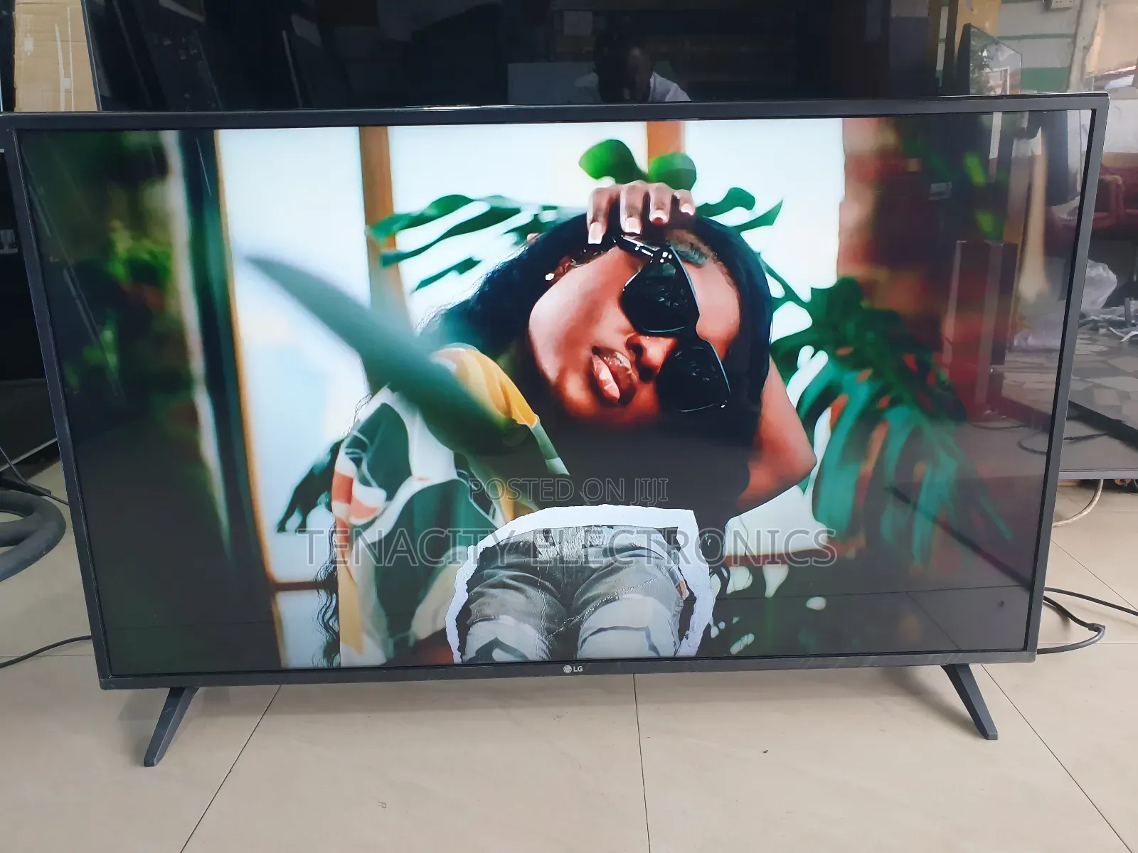 43"Lg Uhd HDR Smart Satellite Tv
