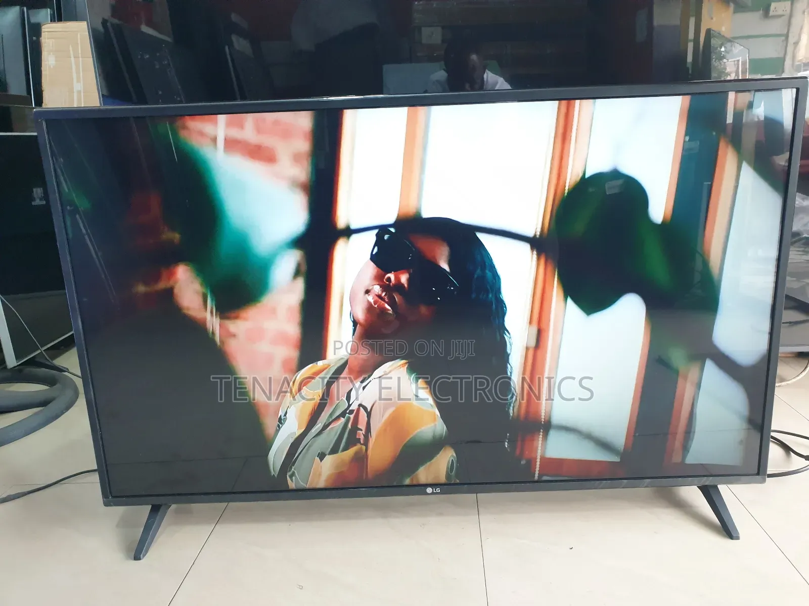 43"Lg Uhd HDR Smart Satellite Tv