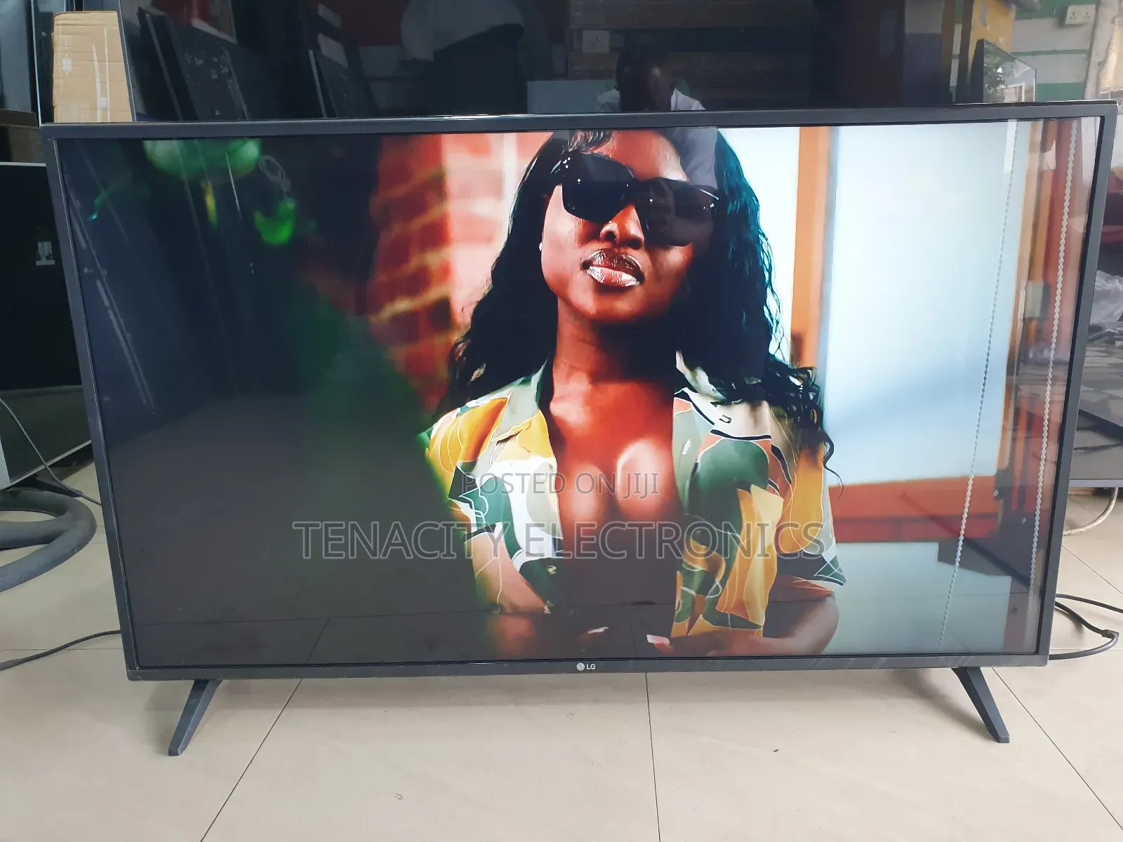 43"Lg Uhd HDR Smart Satellite Tv