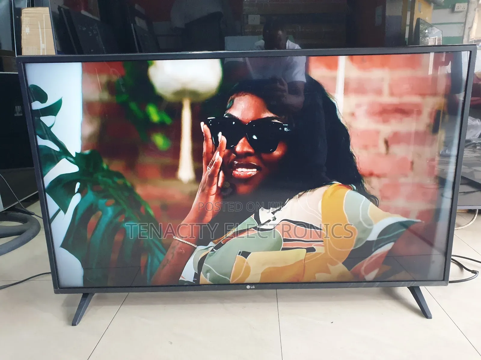 43"Lg Uhd HDR Smart Satellite Tv
