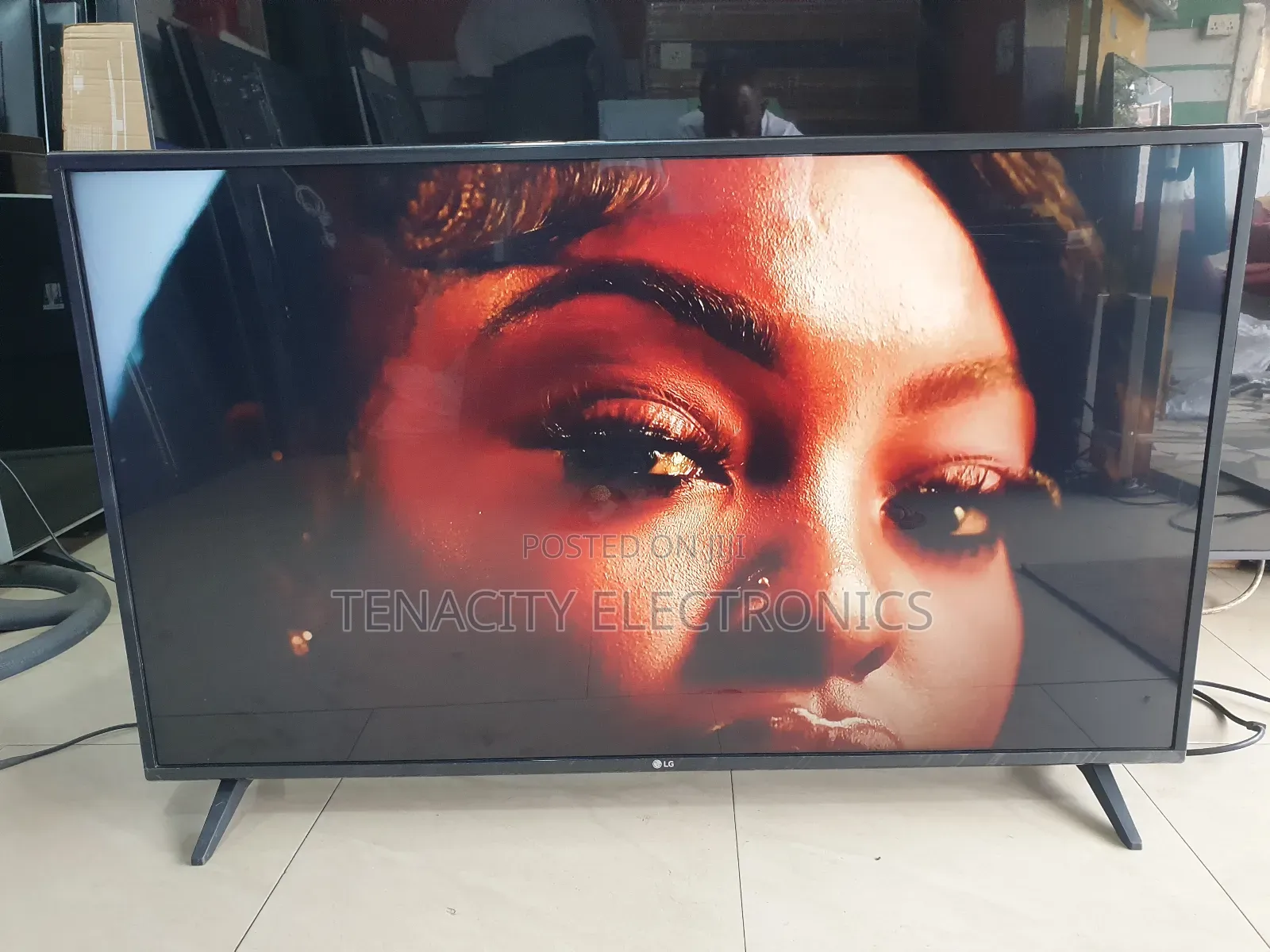 43"Lg Uhd HDR Smart Satellite Tv