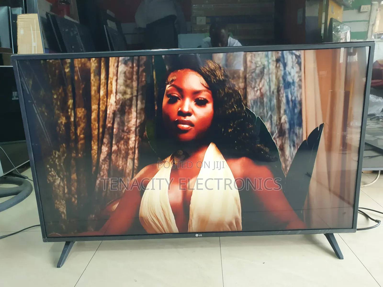 43"Lg Uhd HDR Smart Satellite Tv