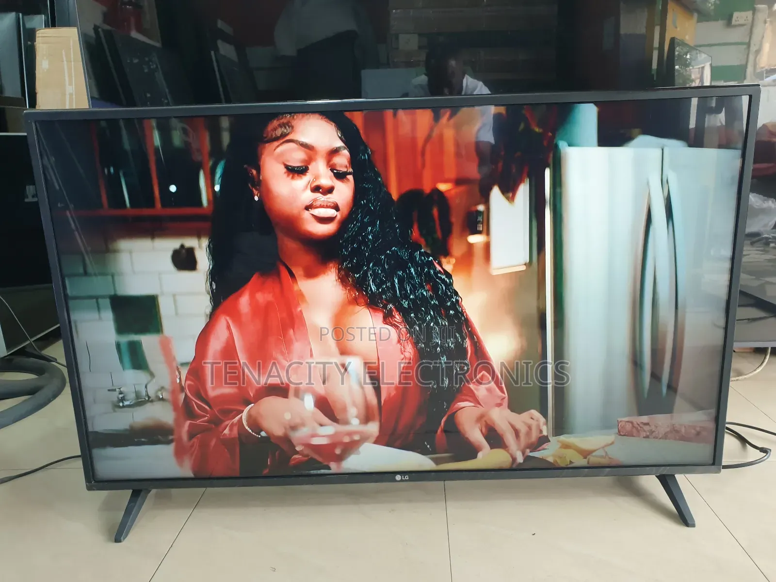 43"Lg Uhd HDR Smart Satellite Tv