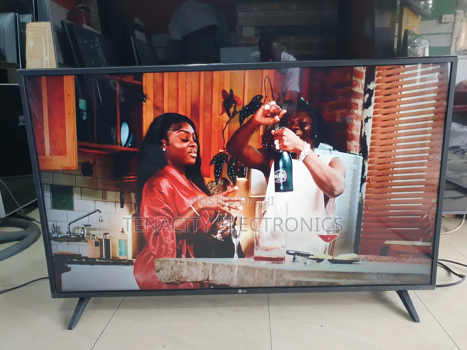 43"Lg Uhd HDR Smart Satellite Tv
