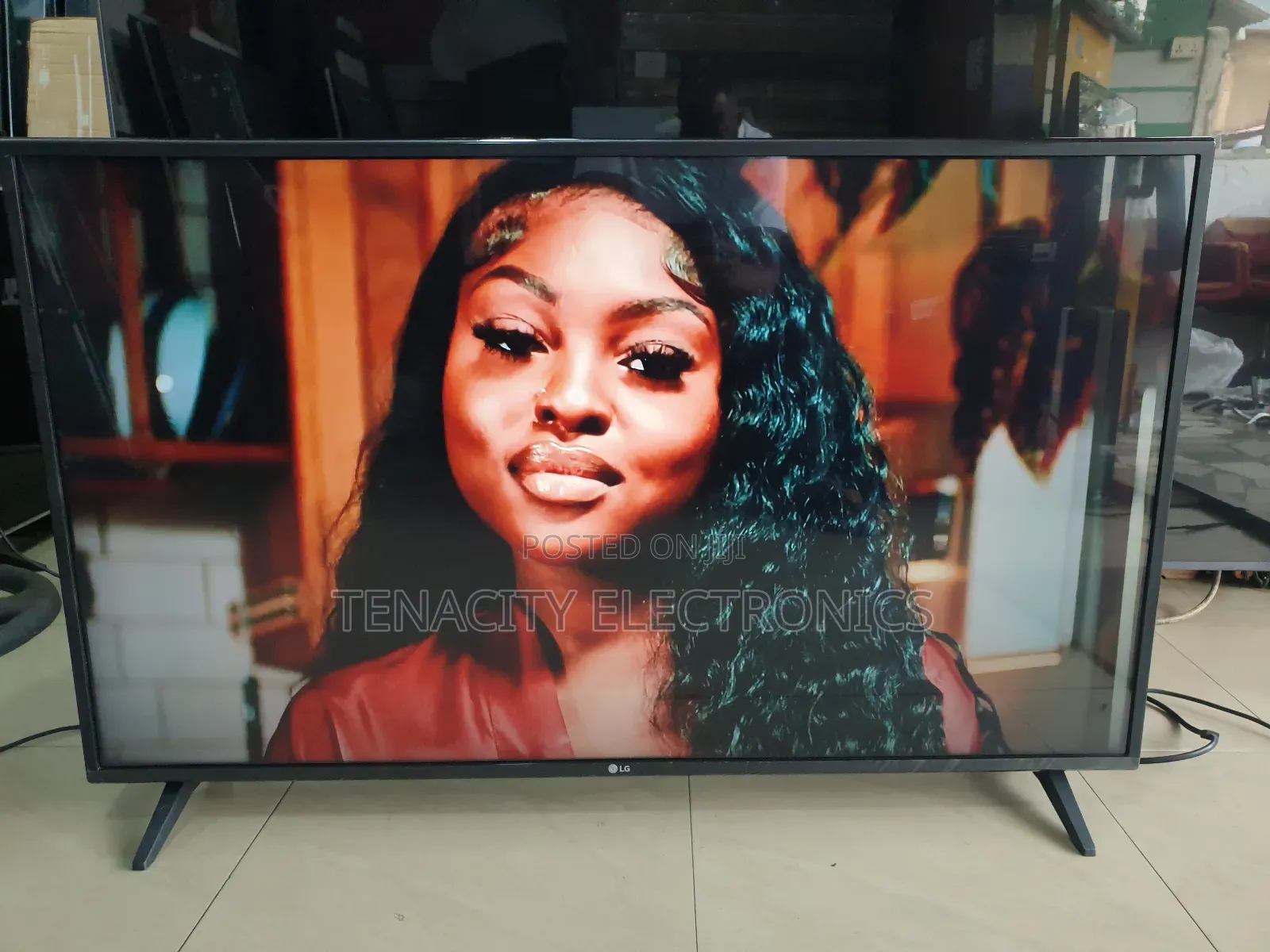 43"Lg Uhd HDR Smart Satellite Tv