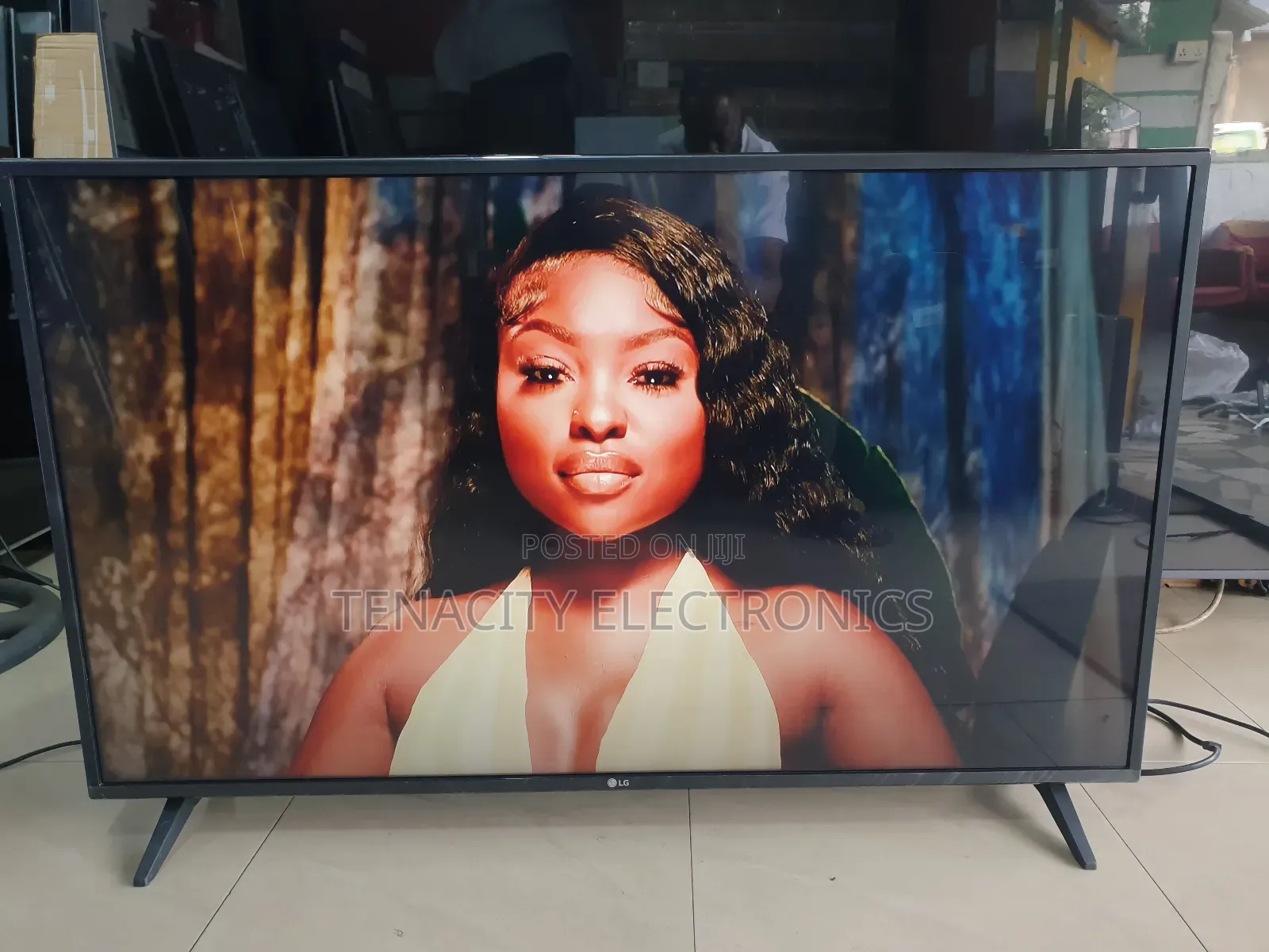 43"Lg Uhd HDR Smart Satellite Tv