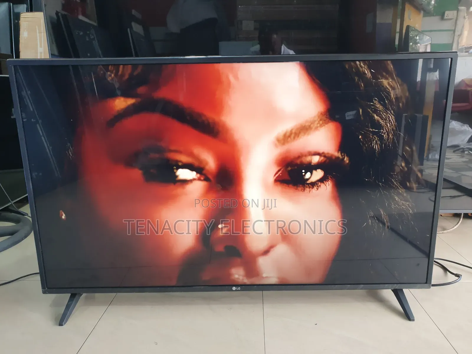 43"Lg Uhd HDR Smart Satellite Tv